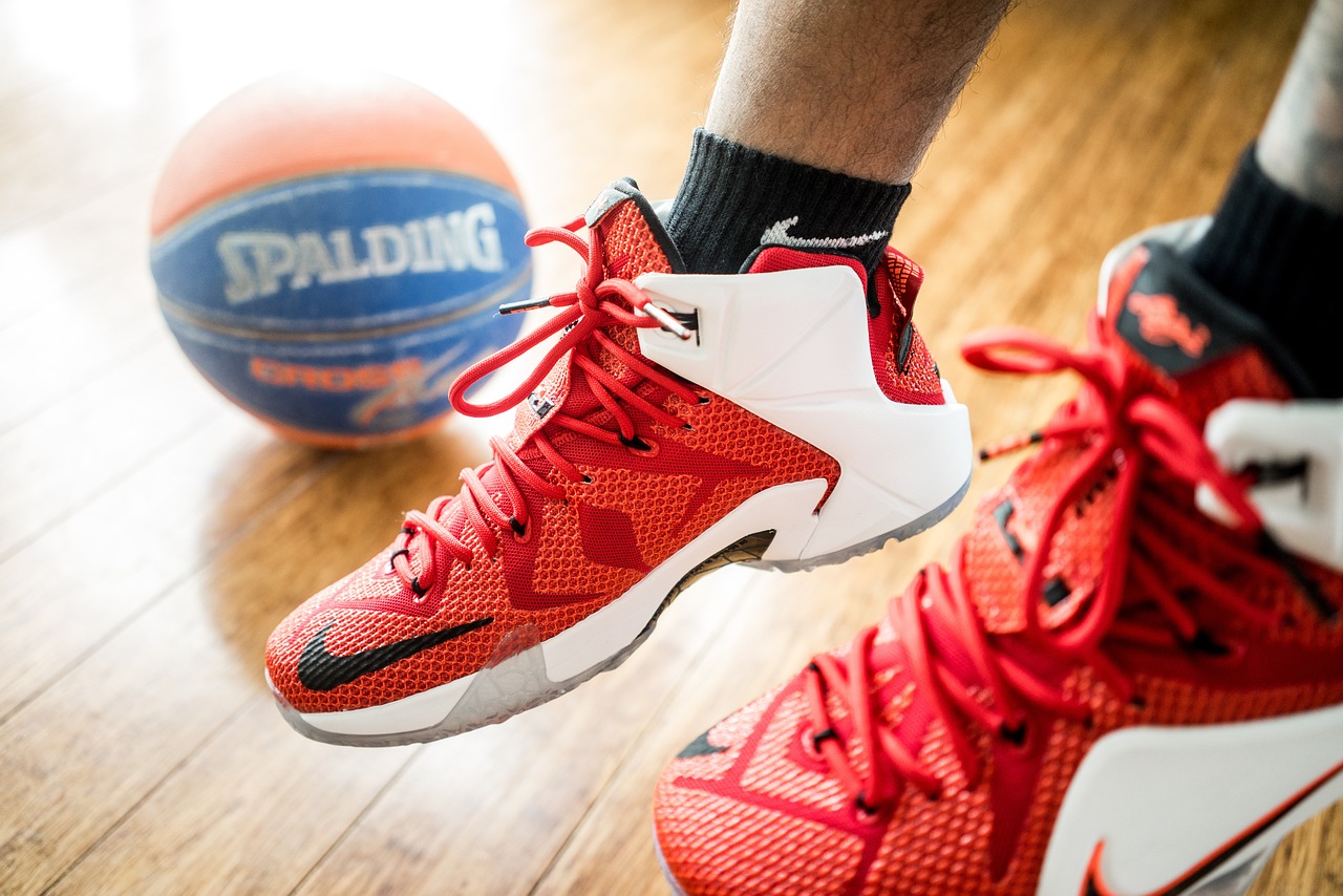 Como um Jogador de Basquete Decide em qual Momento Exato Soltar a Bola no Arremesso de Três Pontos — e Por Que o Ângulo de Lançamento Importa Mais do que a Força Aplicada
